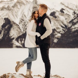 Last winter @lee_forsberg snuck away for a Babymoon to Banff… and when I mean snuck, I literally mean it, haha. It was the first time I went on a vacation and didn’t post about it since 2016… and it felt SO good!! It was hands down the most relaxing vacation I have ever been on. We stayed at the @fairmontbanff and left maybe twice. We got room service multiple times, rented a movie, and hardly left our room. It wasn’t exactly the Hawaiian Babymoon I always dreamed of, but it was exactly what we needed as we navigated some rough waters of a high risk pregnancy. 
♥️
